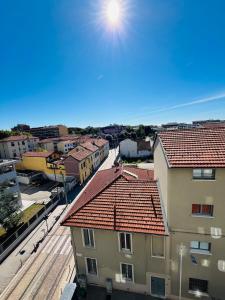 una vista de una ciudad desde un edificio en Milano Bicocca Apartment & Rooms2, en Cinisello Balsamo