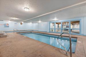 布雷肯里奇Mountain View Penthouse Condo with Loft, Pool, and Hot Tub的建筑物内的大型游泳池