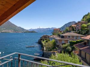 vista di una cassa d'acqua con case di Appartamento vista Lago - Betta a Lezzeno