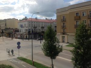una calle urbana vacía con edificios y un semáforo en Nordic Apartamenty Lipowa, en Białystok
