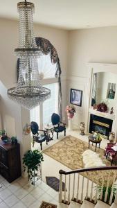 un soggiorno con lampadario pendente e camino di Warm house a Coquitlam