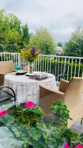 un tavolo con un vaso di fiori su un patio di Warm house a Coquitlam