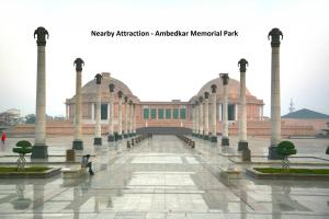 un gran edificio con columnas en un patio en Hotel O Shikhar Paradise, en Gomti Nagar 17 fotos más