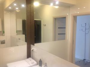 Un baño con un gran espejo y un lavabo. en Nordic Apartamenty Lipowa, en Białystok 8 fotos más