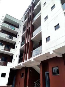 un edificio de apartamentos en rojo y blanco en Tekilu Keto, en Ārba Minchʼ