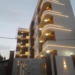 Un gran edificio blanco con luces. en Tekilu Keto, en Ārba Minchʼ
