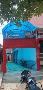 Karana guest house的停在大楼前的摩托车