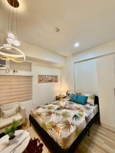 Un dormitorio con una cama grande en una habitación. en J&A Cozy Calm Stay, en Biñan 12 fotos más