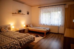 Ένα ή περισσότερα κρεβάτια σε δωμάτιο στο Anno Apartman