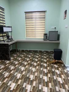 an empty office with a desk and ainylinylinylinylinylinylinylinyl at Inara Homestay in Kepala Batas