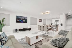 ein Wohnzimmer mit weißen Möbeln und ein Esszimmer in der Unterkunft New 4BR w Pool Walk to Las Olas 5mins to Beach in Fort Lauderdale