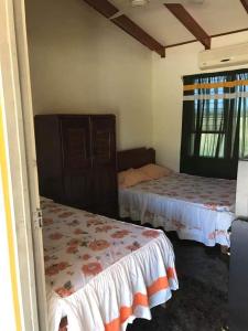 una habitación con dos camas en una habitación en Hotel El Paraje, en Santa Cruz