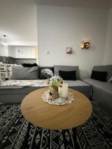 ネウムにあるLucijaのコーヒーテーブルとソファのあるリビングルーム