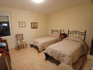 Giường trong phòng chung tại Forcén Casa Rural