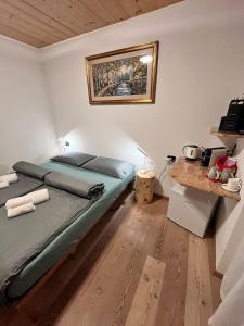 齐亚诺迪菲耶姆梅Il nido的带床和桌子的卧室