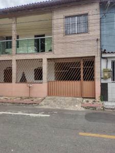 un edificio con due porte garage su una strada di Doce lar a Serra