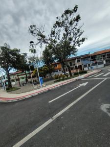 una strada vuota di fronte a un edificio di Doce lar a Serra Altre 2 foto