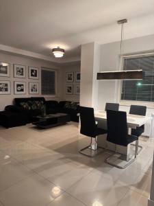 a living room with a table and chairs and a couch at Spanko w centrum in Zielona Góra