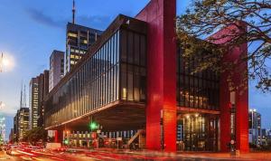 a large building on a city street with buildings at Hobi Hotel Boutique - Bela Vista - Prox a Av Paulista in São Paulo