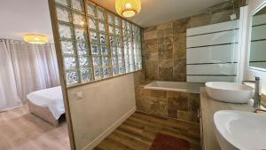 ein Badezimmer mit Waschbecken, Badewanne und Toilette in der Unterkunft Maison familiale rénovée au calme a bon encontre in Bon-Encontre