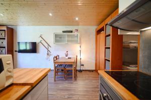 アンドラ・ラ・ベリャにあるAcogedor Rincón de Ski I Paniqueraのテーブルとダイニングルームのあるキッチン