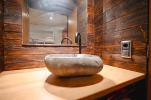 アンドラ・ラ・ベリャにあるAcogedor Rincón de Ski I Paniqueraのバスルーム(石造りの洗面台、鏡付) +29枚の写真