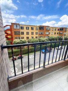 佛罗里达布兰卡Apto moderno con aire y gran ubicación的可以看到街道和建筑物的阳台