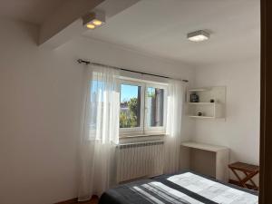 une chambre avec un lit et une fenêtre dans l'établissement House Mia, à Ližnjan 56 autres photos