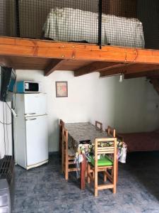 una habitación con una mesa y sillas y una litera en Piltri duplex, en El Bolsón