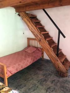 Habitación con litera y escalera en Piltri duplex, en El Bolsón 6 fotos más