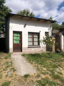 una casa blanca con una puerta y un patio en Piltri duplex, en El Bolsón