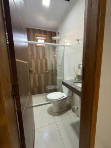 Un baño con inodoro, ducha y lavabo. en Pousada Encantos do Litoral, en Maraú 23 fotos más
