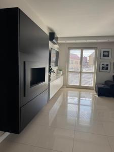 een keuken met een televisie en een woonkamer bij Spanko w centrum in Zielona Góra +22 foto's