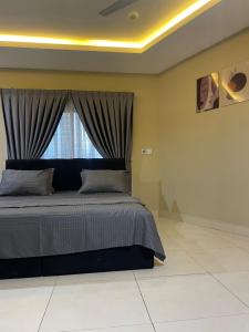 a bedroom with a bed and a window at Noahjoelestate in Accra