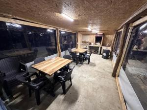 ein Esszimmer mit Tischen und Stühlen in einem Wohnwagen in der Unterkunft B Frames in Aninişu din Deal + 49 Fotos