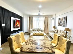 Posezení v ubytování AQUA GARDENS SEAVIEW LUXURY APARTMENTS BAOBAB RD NYALI Msa