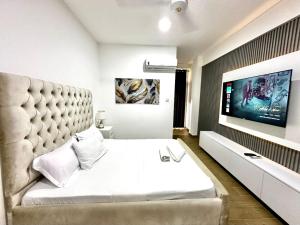 Postel nebo postele na pokoji v ubytování AQUA GARDENS SEAVIEW LUXURY APARTMENTS BAOBAB RD NYALI Msa + 20 fotografií