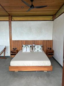 una camera da letto con un letto e un ventilatore a soffitto di Fazenda 101 a Ilhéus