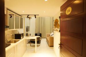 uma cozinha com pia e uma sala de estar em Experience a New Level of Comfort in A m a n a h Mall Link Road Model Town em Lahore