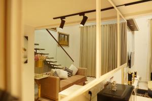 uma sala de estar com um sofá e uma escada em Experience a New Level of Comfort in A m a n a h Mall Link Road Model Town em Lahore mais 51 fotografias