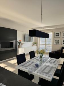 een woonkamer met een eettafel met stoelen bij Spanko w centrum in Zielona Góra