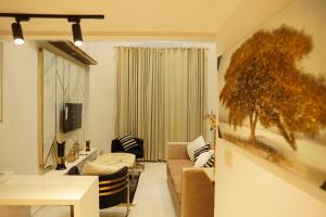 uma sala de estar com um sofá e uma mesa em Experience a New Level of Comfort in A m a n a h Mall Link Road Model Town em Lahore