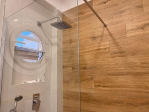 ducha con puerta de cristal y espejo en The Villas - Guest Houses, en Scafati 69 fotos más