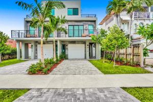 ein Haus mit Palmen davor in der Unterkunft New 4BR w Pool Walk to Las Olas 5mins to Beach in Fort Lauderdale