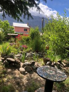un giardino con un tavolo al centro di Piltri2 monoambiente a El Bolsón