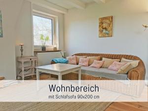 斯泰恩伯格Fewo Kleines Nest strandnah optimal für Alleinreisende und Paare的客厅里有一张沙发和一张桌子。