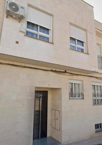 un edificio con una porta e due finestre di Apartalux Calas Magic a Calasparra