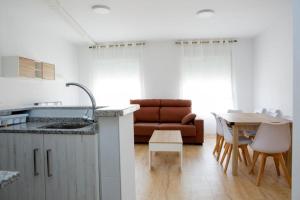 una cucina e una sala da pranzo con divano e tavolo di Apartalux Calas Magic a Calasparra