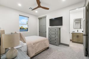 Un televizor și/sau centru de divertisment la Brand new, beautiful home in the heart of Tempe