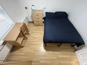 Кровать или кровати в номере West London & East Acton - Budget Bright Double Rooms with Quick Central London connection & Direct to Heathrow Airport
